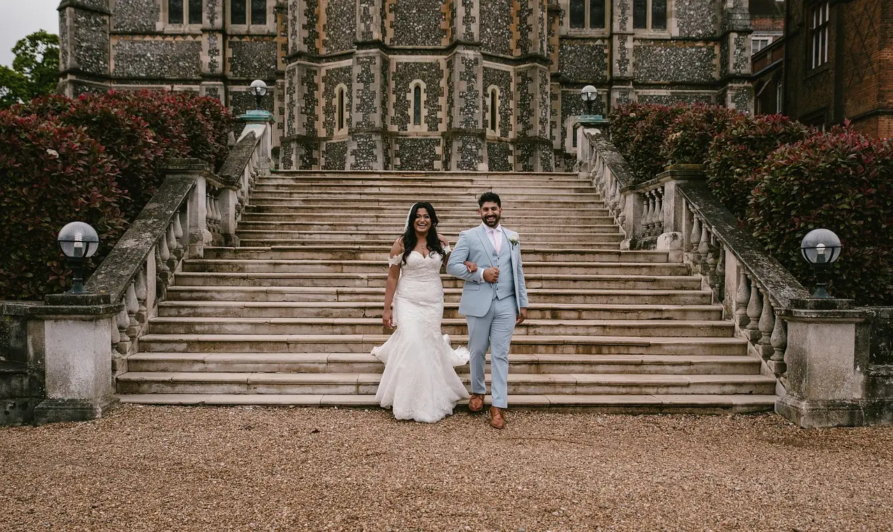 Wedding photos missing, couples and photographers out money after NH company files for bankruptcy - CBS News