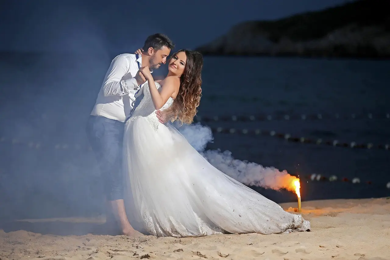 Chicagoland brides scramble after photography company files bankruptcy - WGN-TV
