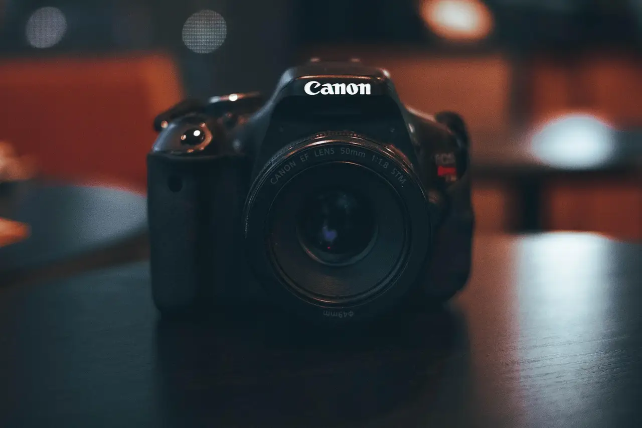 Canon Shows off a Lens Design with a Drop-In Teleconverter Slot